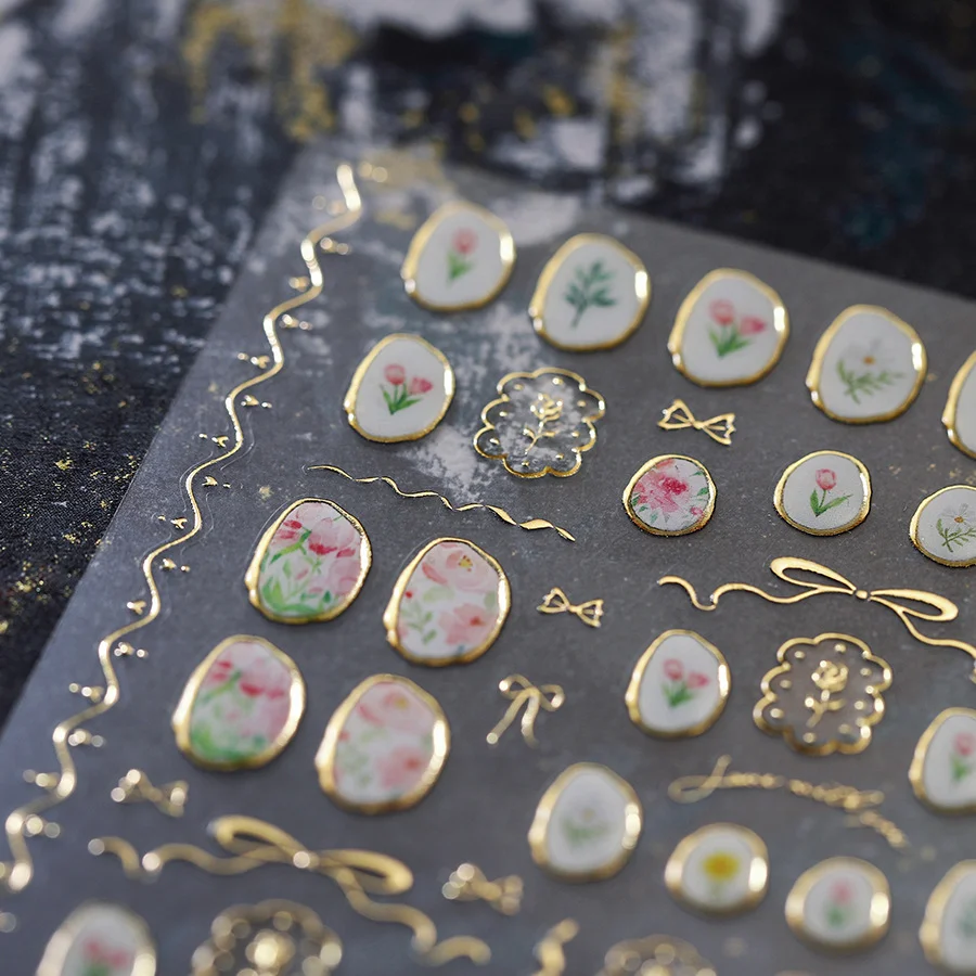 Полупрозрачные желейные розовые цветочные цветы с глянцевыми золотыми краями