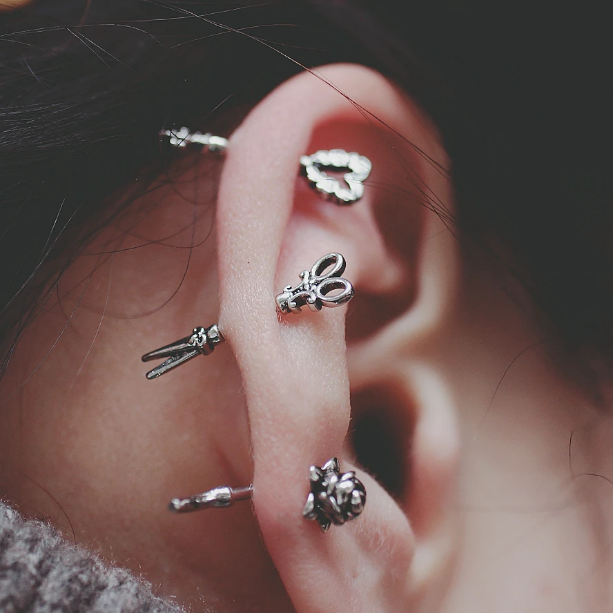

New Fashion Heart Rose Feather Scissors Piercing Cartilage Stud Earrings for Women Stainless Steel Punk Gothic Helix Jewelry