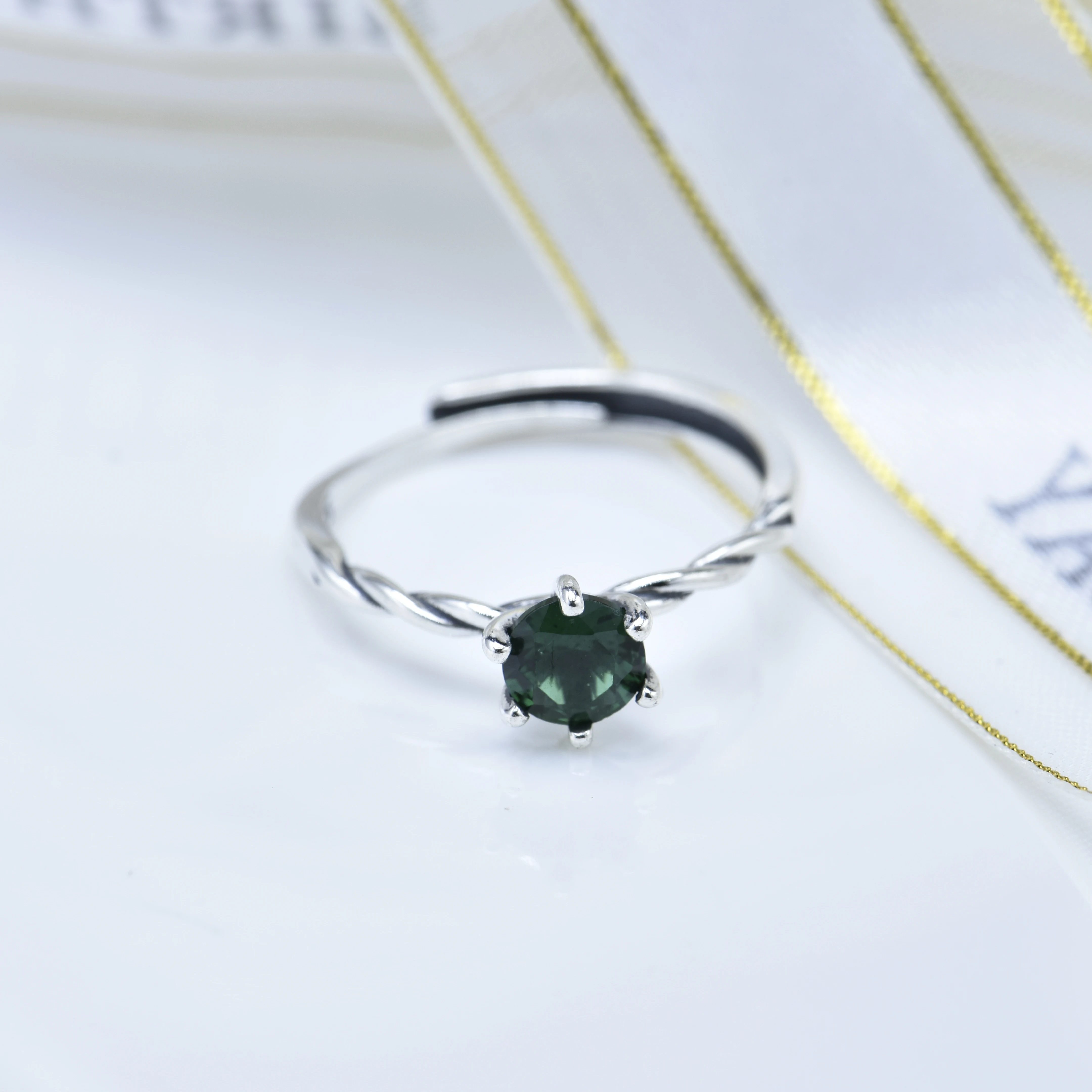 

Simple Japanese Green Zircon 925 Sterling Silver Ring with a Cool and Small Style, Light Luxury Style Twisted Pattern Ring