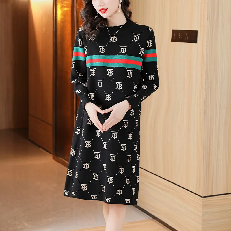 Женское шерстяное платье-свитер с надписью