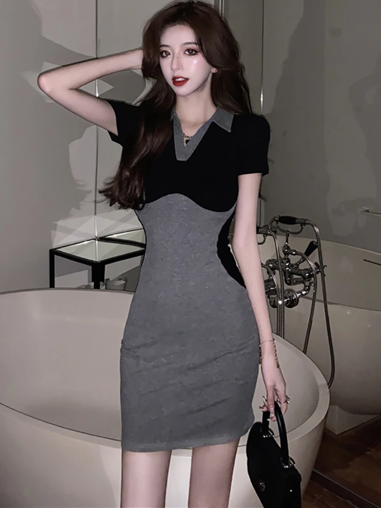 Женское платье-миди с коротким рукавом и воротником-поло черное облегающее