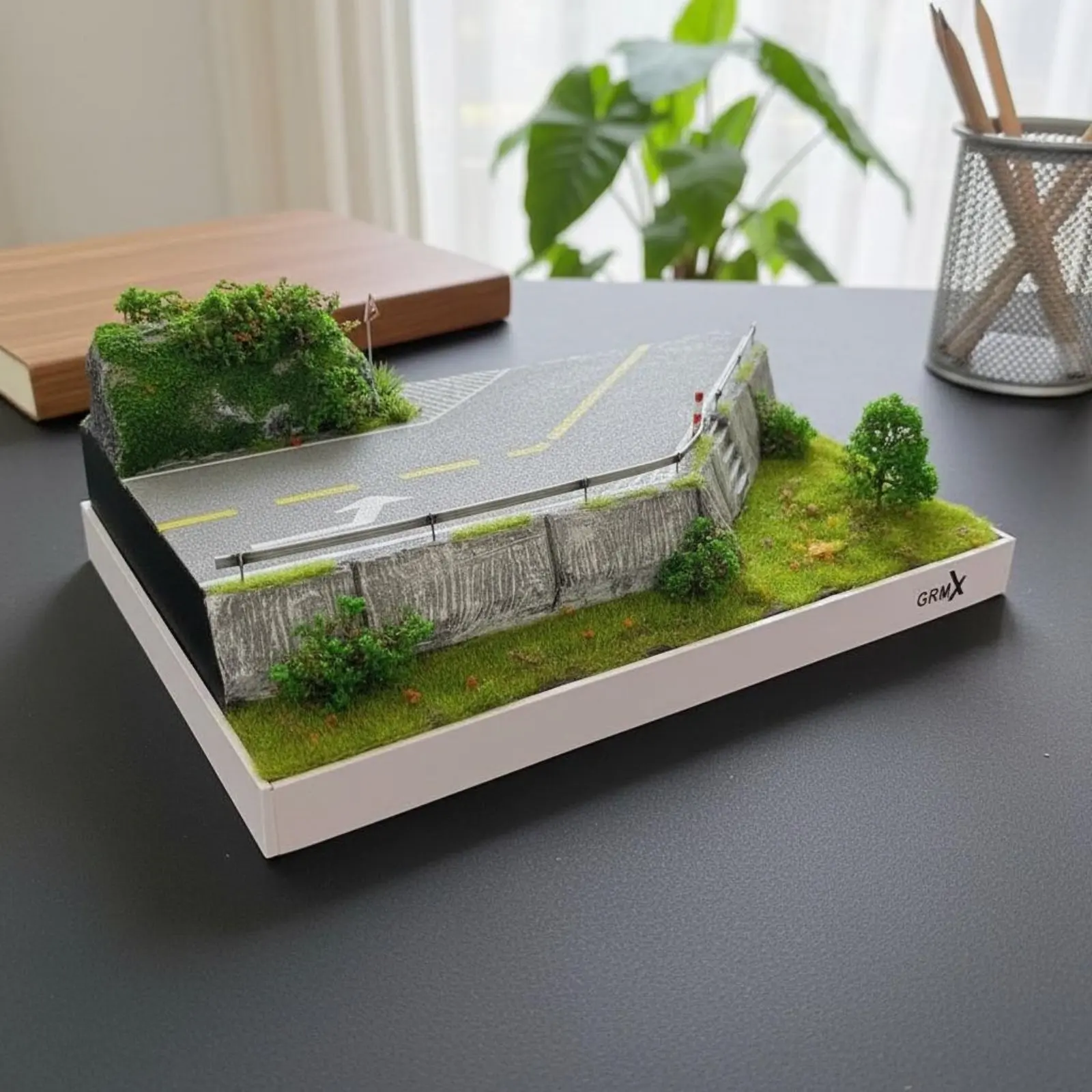 Фото Миниатюрная модель автомобиля 1:64, миниатюрная сцена, сделанная вручную, имитация ландшафта с холмистой местностью, реалистичные детали для демонстрации №2