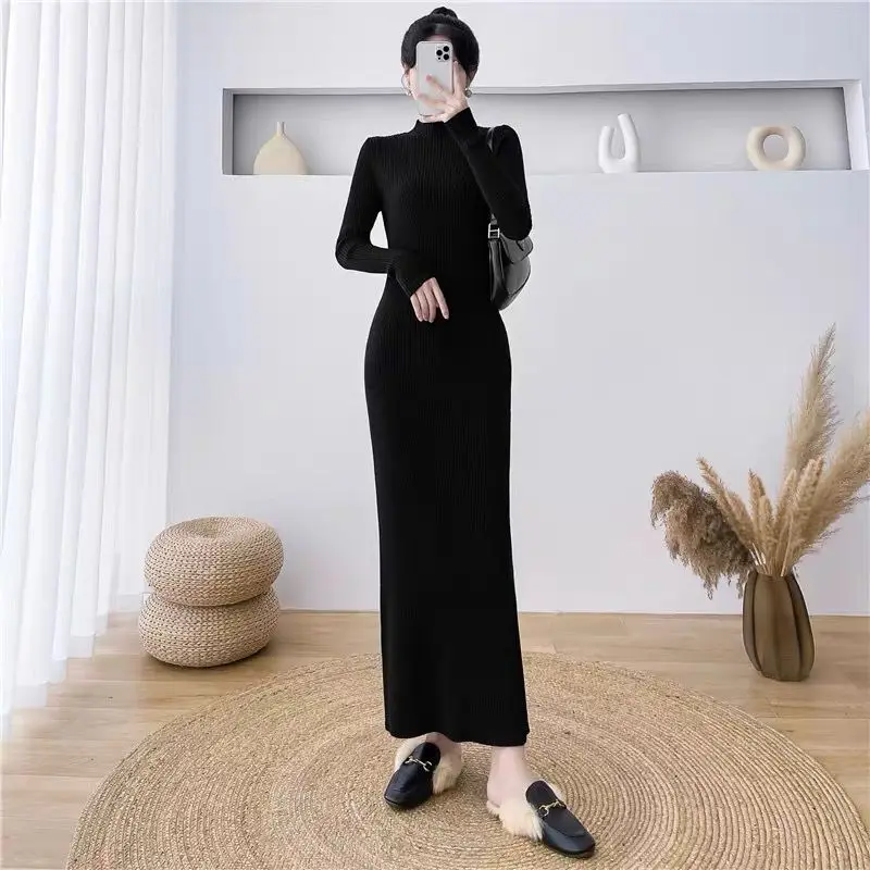 Женское трикотажное платье-макси с длинным рукавом и воротником-стойкой