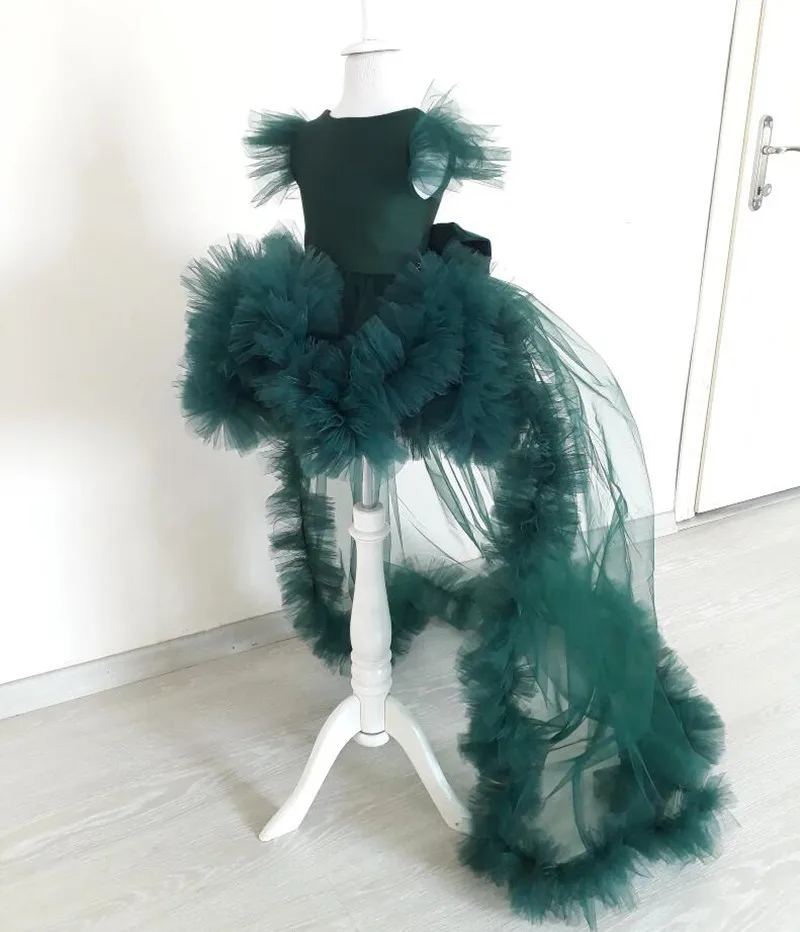 

Фатиновое платье с длинным шлейфом для маленьких принцесс