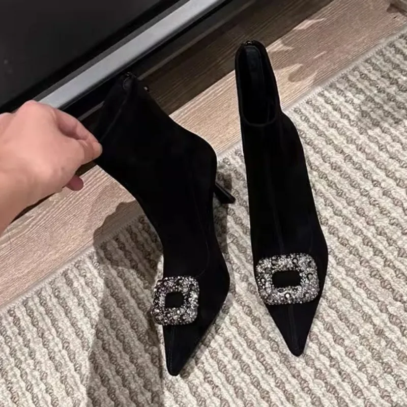 Зимние женские короткие сапоги новинка стильные роскошные на шпильке со