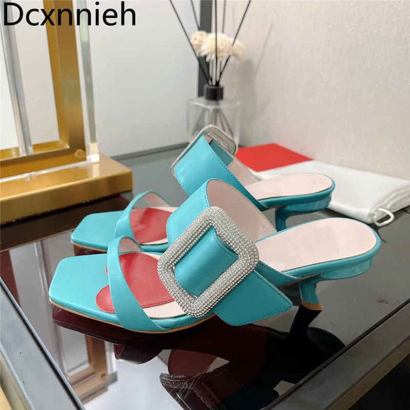 

Летние Новые блестящие стразы с квадратной пряжкой женские тапочки с квадратным носком из натуральной кожи с ремешком «One Word» женские туфли...