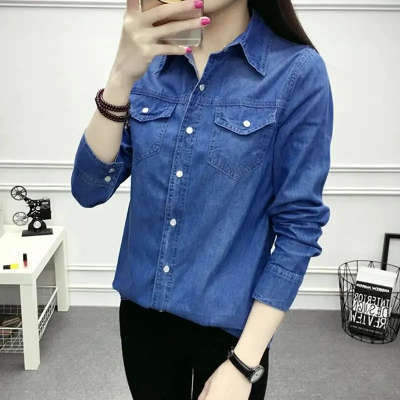 Женская хлопковая джинсовая рубашка с отложным воротником и карманами