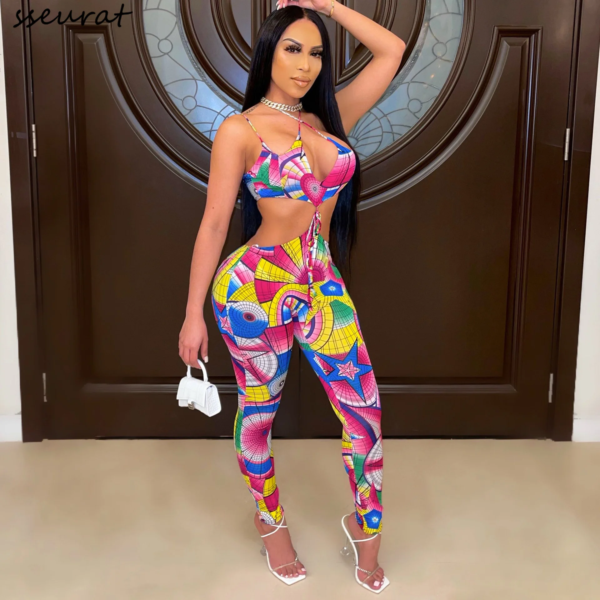 

Пикантный комплект из двух предметов, летний модный женский топ на бретельках с принтом и вырезами и облегающие брюки, костюмы