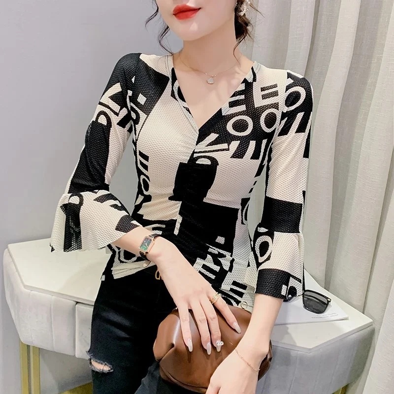 Женская футболка с V-образным вырезом и рукавом-бабочкой