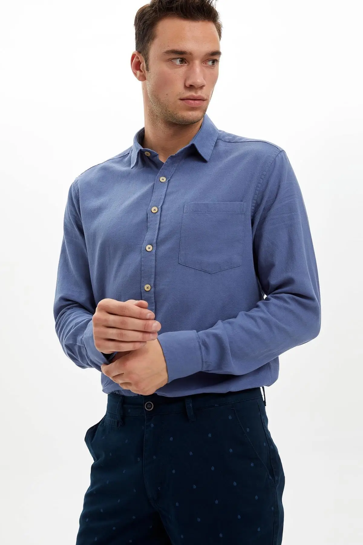 

Мужская синяя приталенная рубашка с длинным рукавом