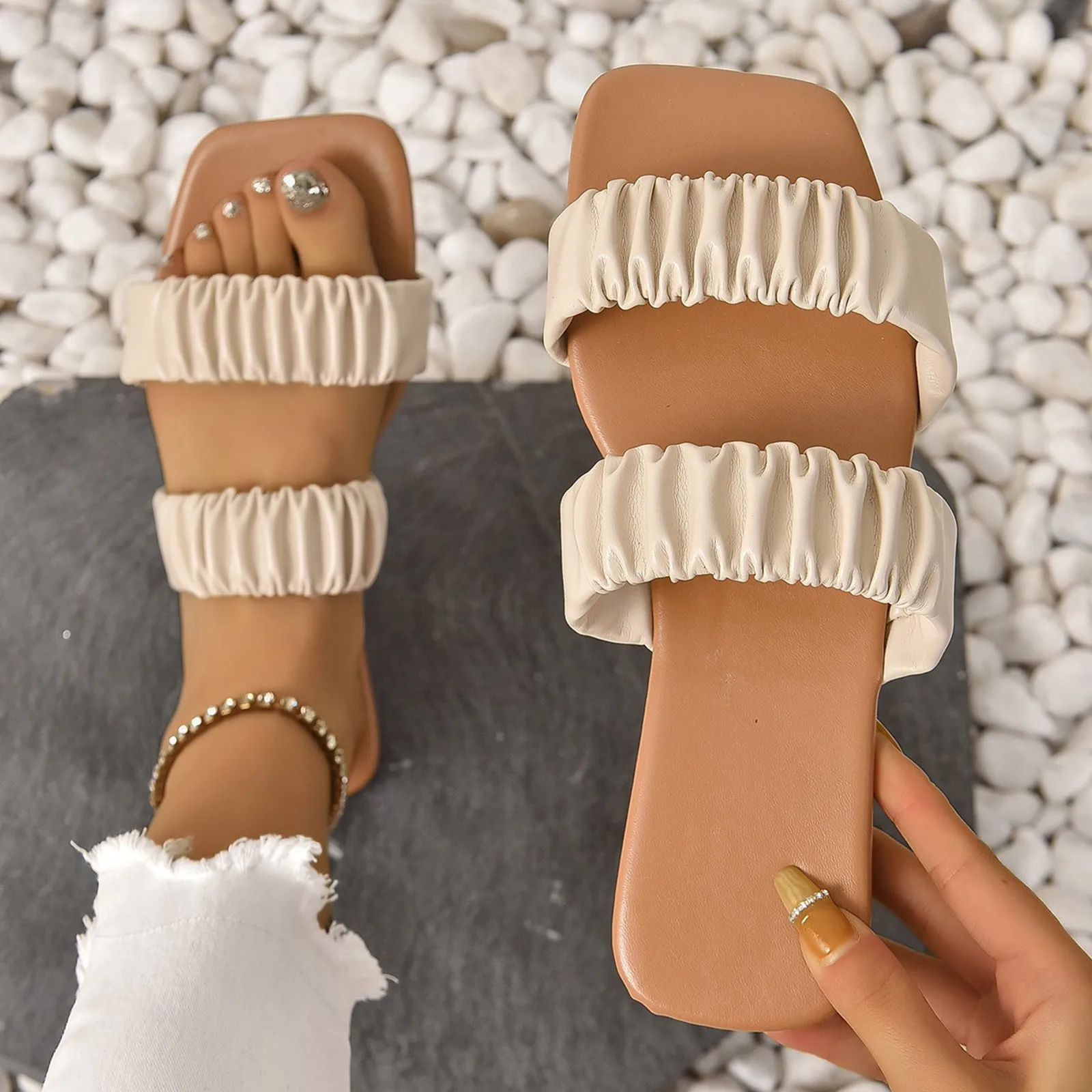 

Ladies Summer Outdoor Slippers Solid Color Pleated Strap Flat Plus Size Square Toe Sandals Comfy Daily Beach Slippers for Women