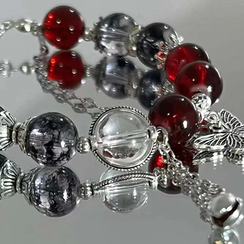 Женский браслет-цепочка с подвеской в виде креста красными кристаллами и перьями