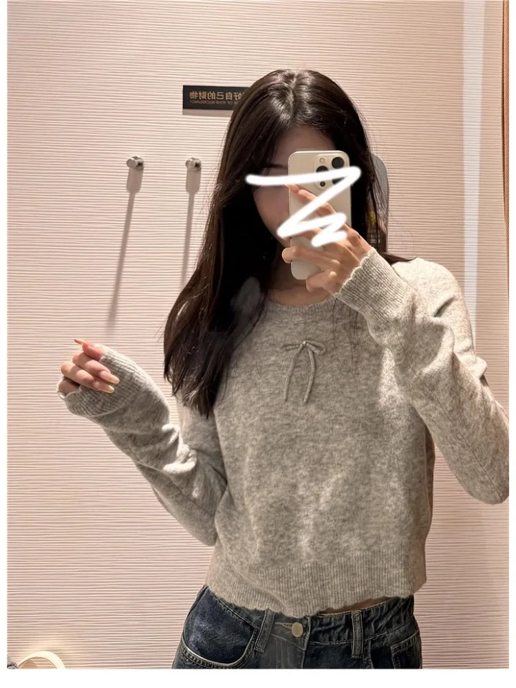 Серый простой вязаный свитер с круглым вырезом и бантом женский осенне-зимний