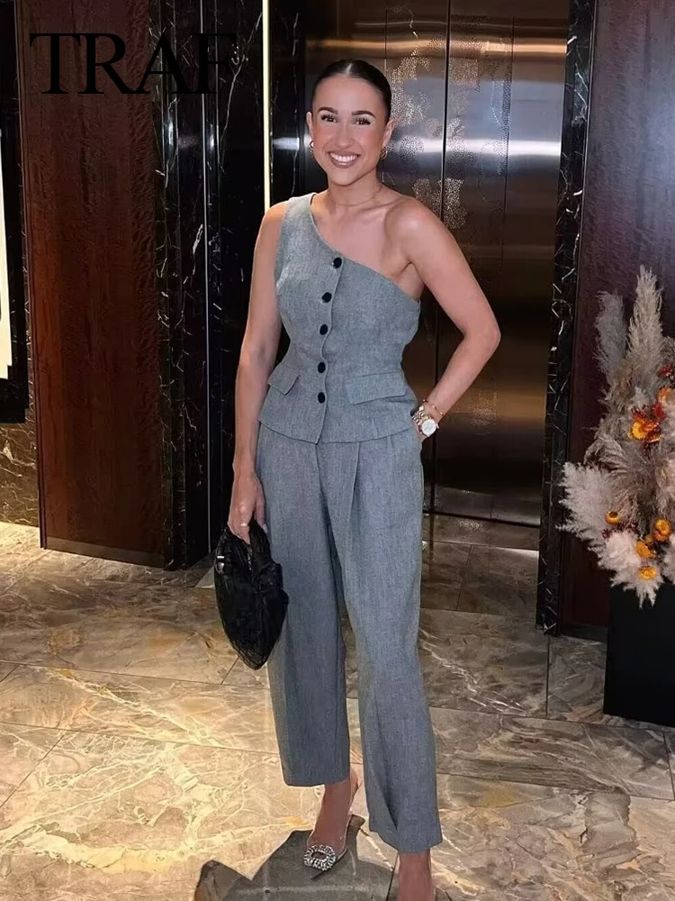 

Костюм женский осенний без рукавов с косым воротником и карманами