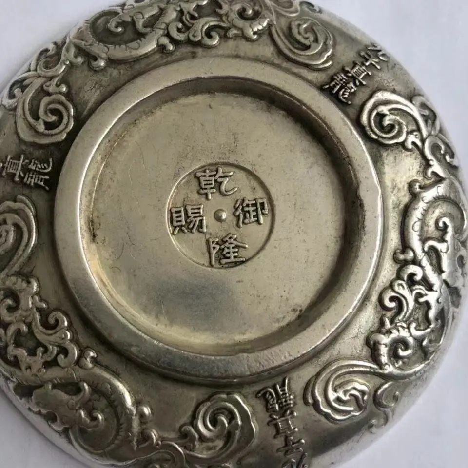 Тарелки с драконом и Фениксом собранные в сельской местности а имперские