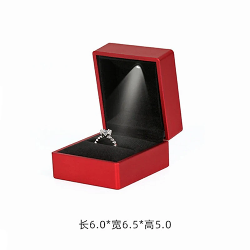 Креативное кольцо с LED-светом на подвеске в коробке для хранения и демонстрации ювелирных изделий по доступной оптовой цене.