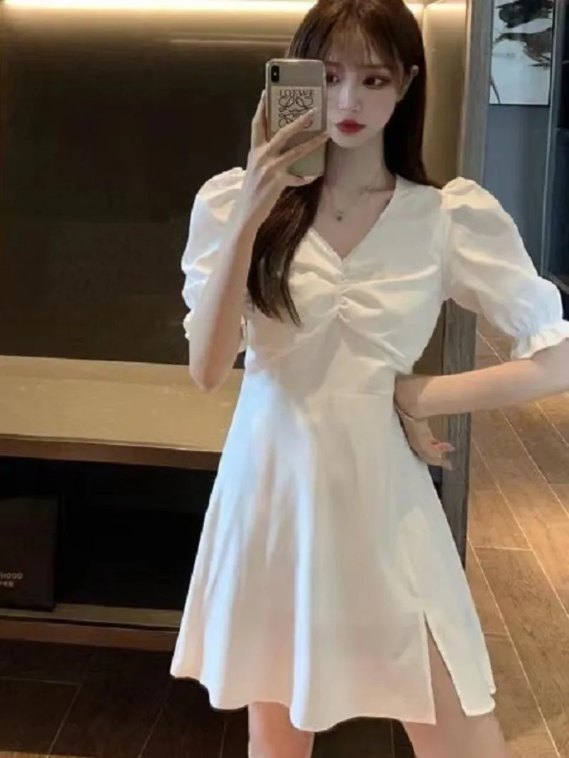 Платье летнее приталенное с V-образным вырезом и разрезом 2LWT