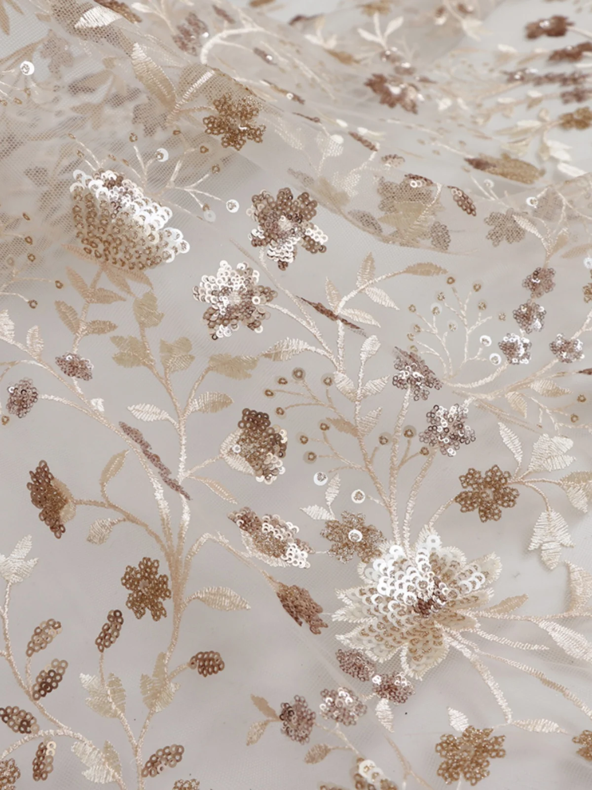 Кружевная сетчатая ткань с блестками и цветочной вышивкой цвета шампанского