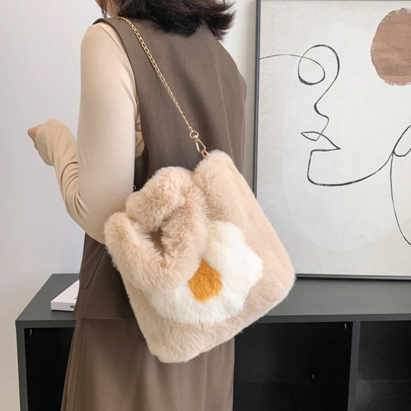 

Women's Kawaii Plush Shoulder Bag Fried Egg Design Fur Tote Bags With Shoulder Chain Soft Faux Furry Clutch Bag Cute Fuzzy Tote