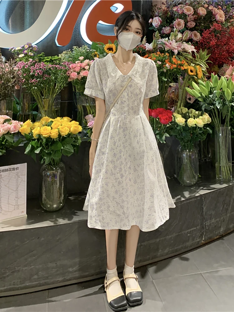 

Платье летнее Облегающее с коротким рукавом и разбитыми цветами, на талии