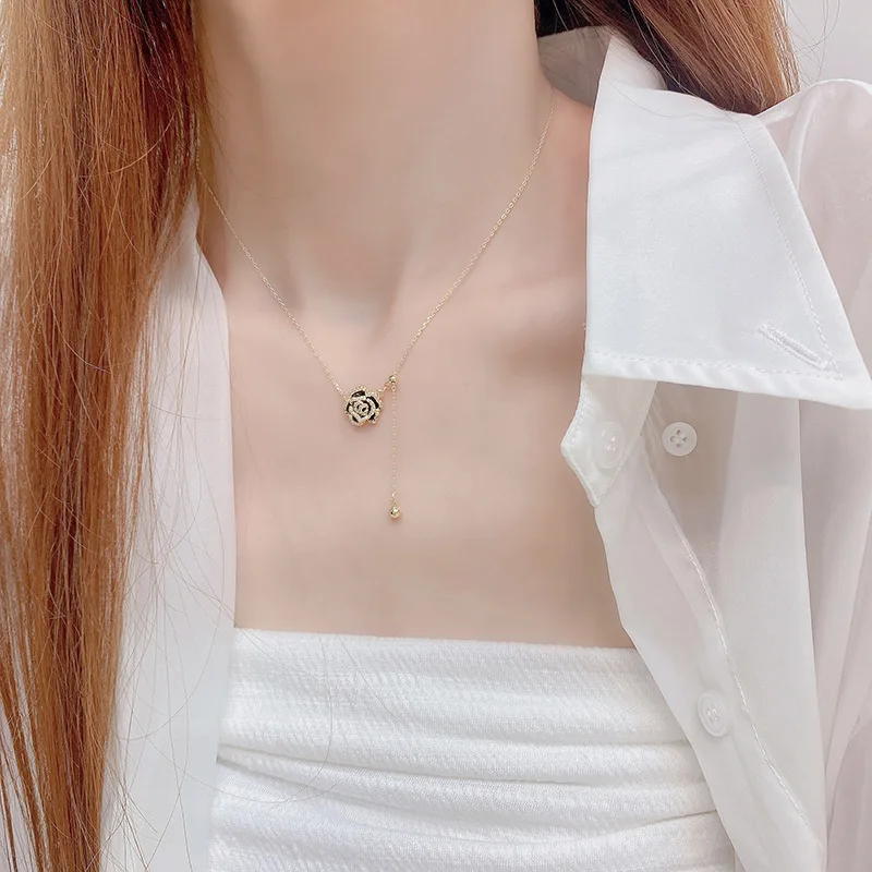 

Fashion Ladies Necklace Micromounting Zircon Camellia Pendant Girl Necklace Ol Style Light Luxury Design Ladies Clavicle Chain