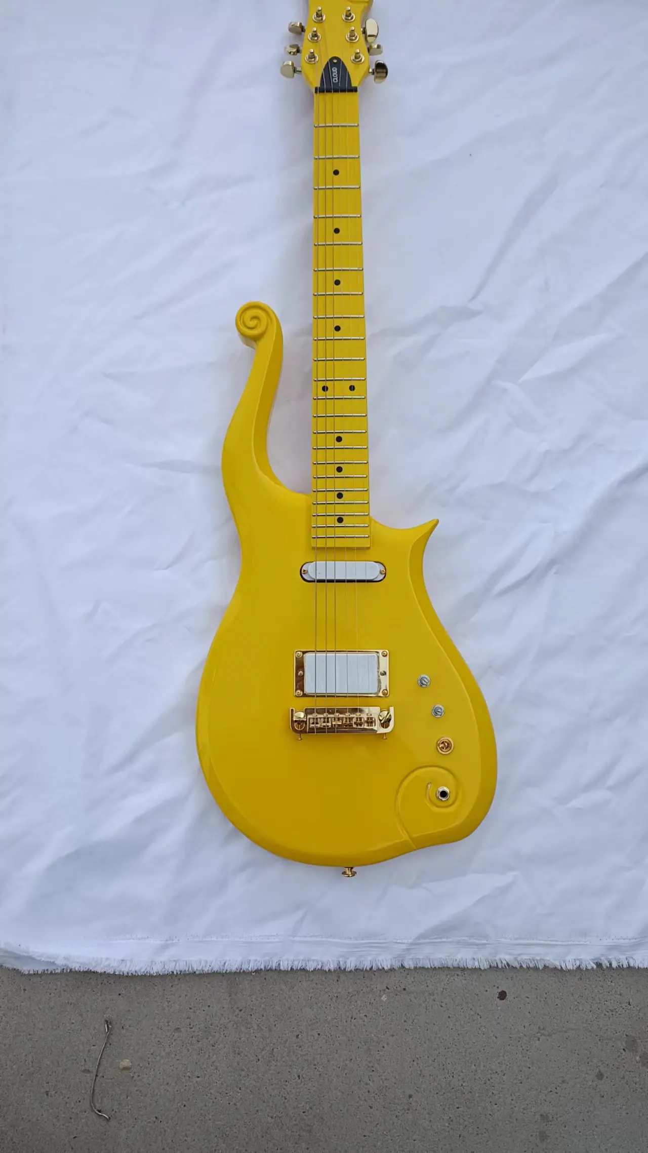 

Электрическая гитара Prince, ЧПУ резной корпус черного цвета, желтый перевернутый мост, Белый Пикап, желтый фингерборд, реальные Заводские фотографии,