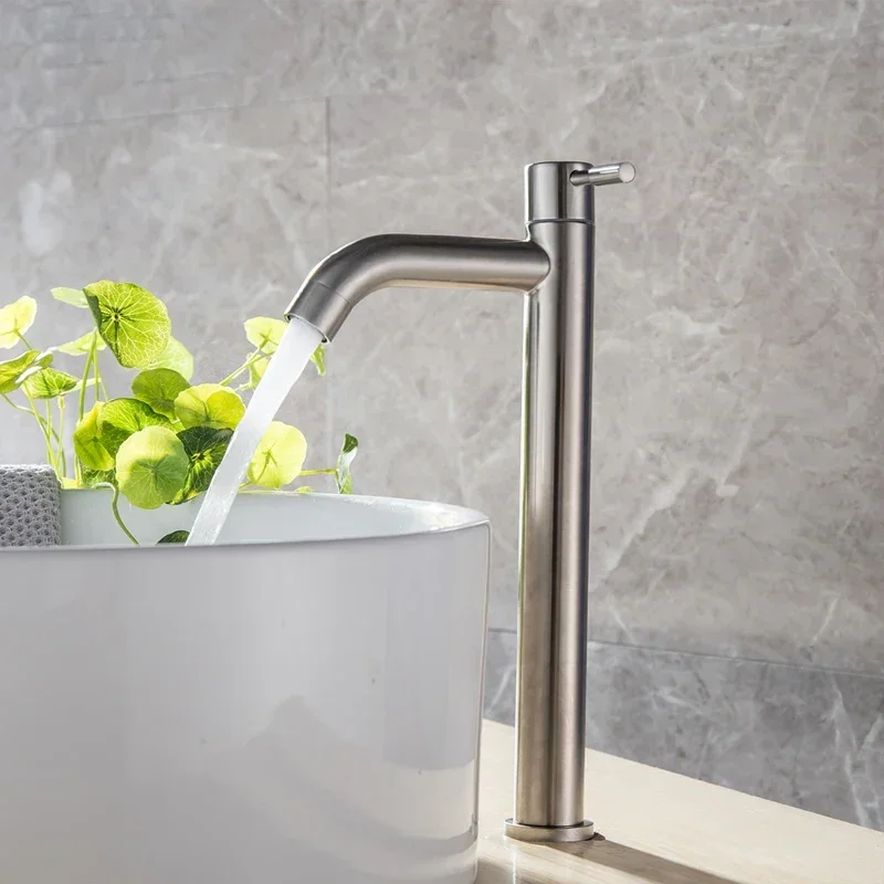 Смеситель для кухонной раковины из нержавеющей стали черного и золотого цвета