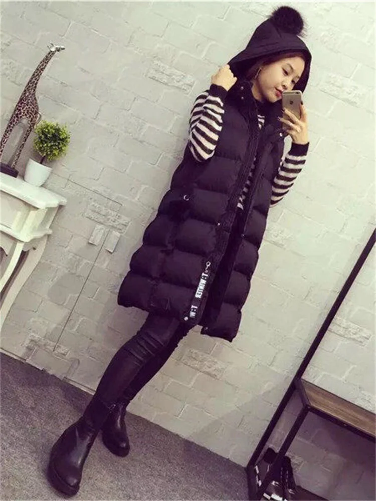 

Жилет женский осенне-зимний хлопковый с капюшоном и меховым помпоном