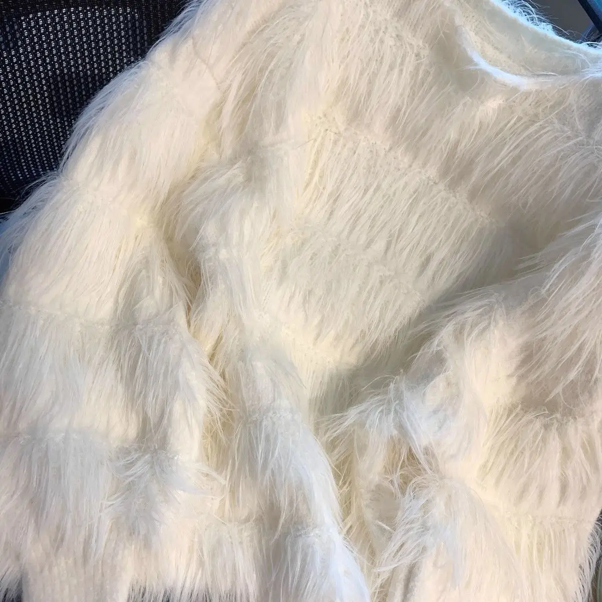 Популярная в этом году тенденция — это супер-фейный свитер с рукавами-фонариками