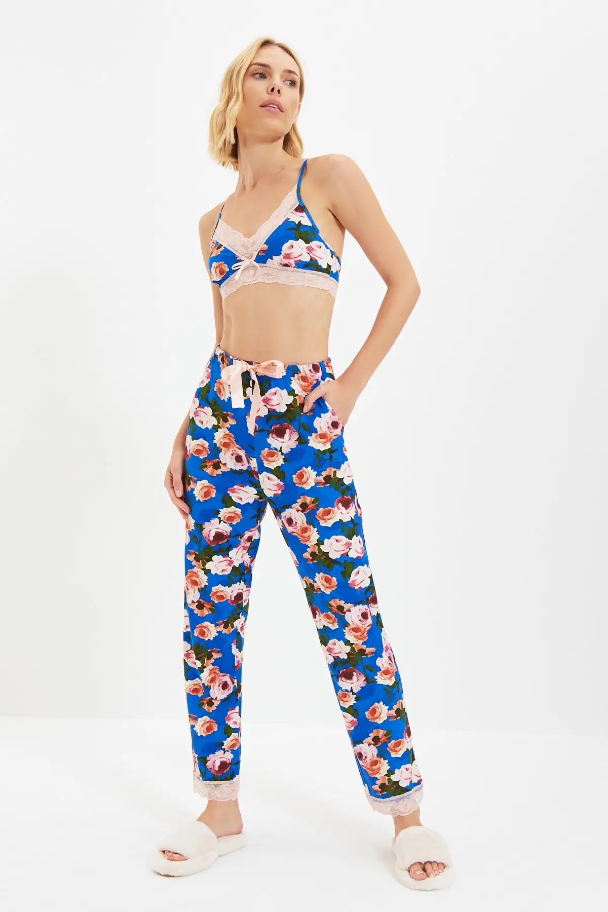 

Trendyol Flower Pattern Lace Detail Knitted Pajamas Set THMAW22PT0110