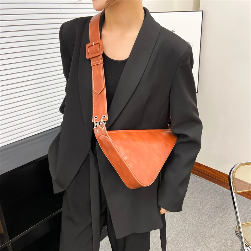 

2022 Winter Fashion Women's Triangle PU Leather Shoulder Bag Simple Design Ladies Crossbody Bag Adjustable Shoulder Straps