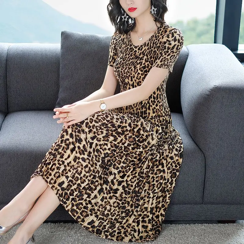 Commuter Fashion Round Neck Pleated Dress Summer 2023 New Casual Loose Elegant Short Sleeve Slim Leopard Pleated Dress Women