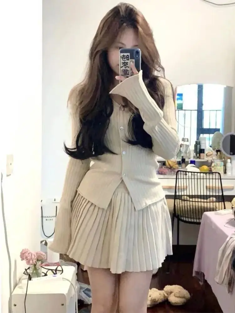 

2023 spring and autumn new college style apricot knitted top pleated short skirt leisurely and versatile two-piece suit