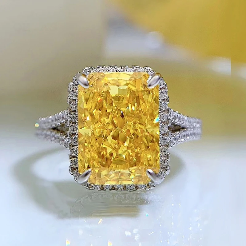 

Женское кольцо из серебра 100% пробы с бриллиантами, 8 х11 мм