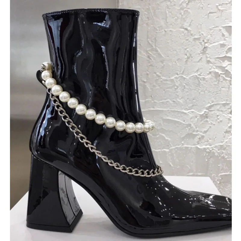 Ботильоны женские из лакированной кожи, модные полусапожки с жемчужинами, металлической цепочкой и квадратным носком, на блочном каблуке, зимние ботинки с бисером, черные белые