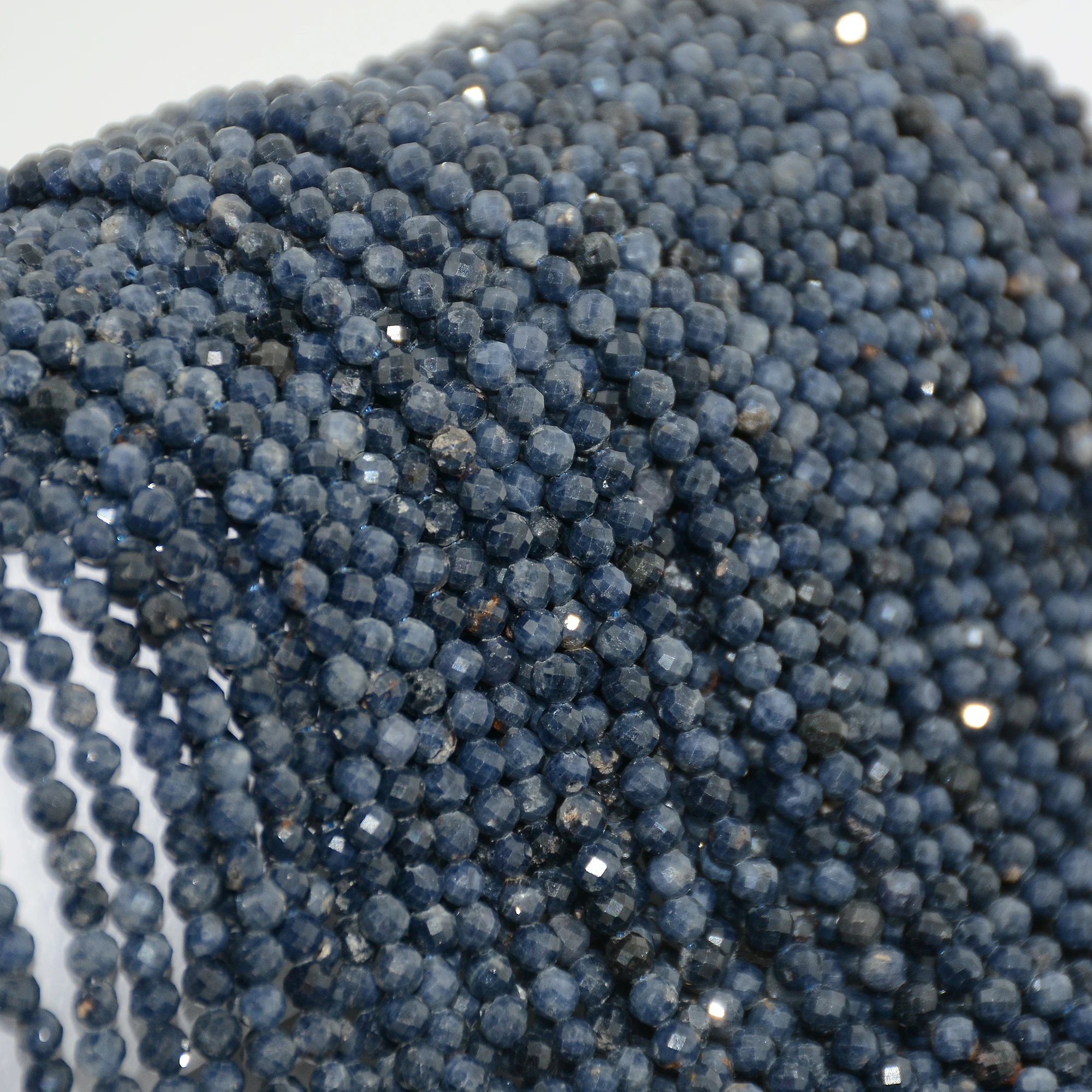 Натуральный сапфир с дефектами граненые круглые бусины 3 мм/5 мм-Место