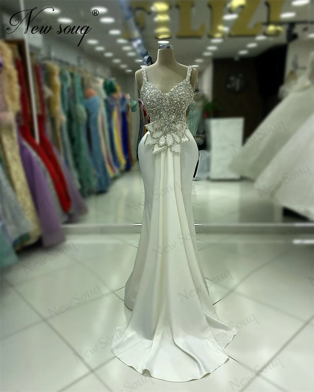 Женское вечернее платье с бусинами на бретелях-спагетти яркое рисунком красной