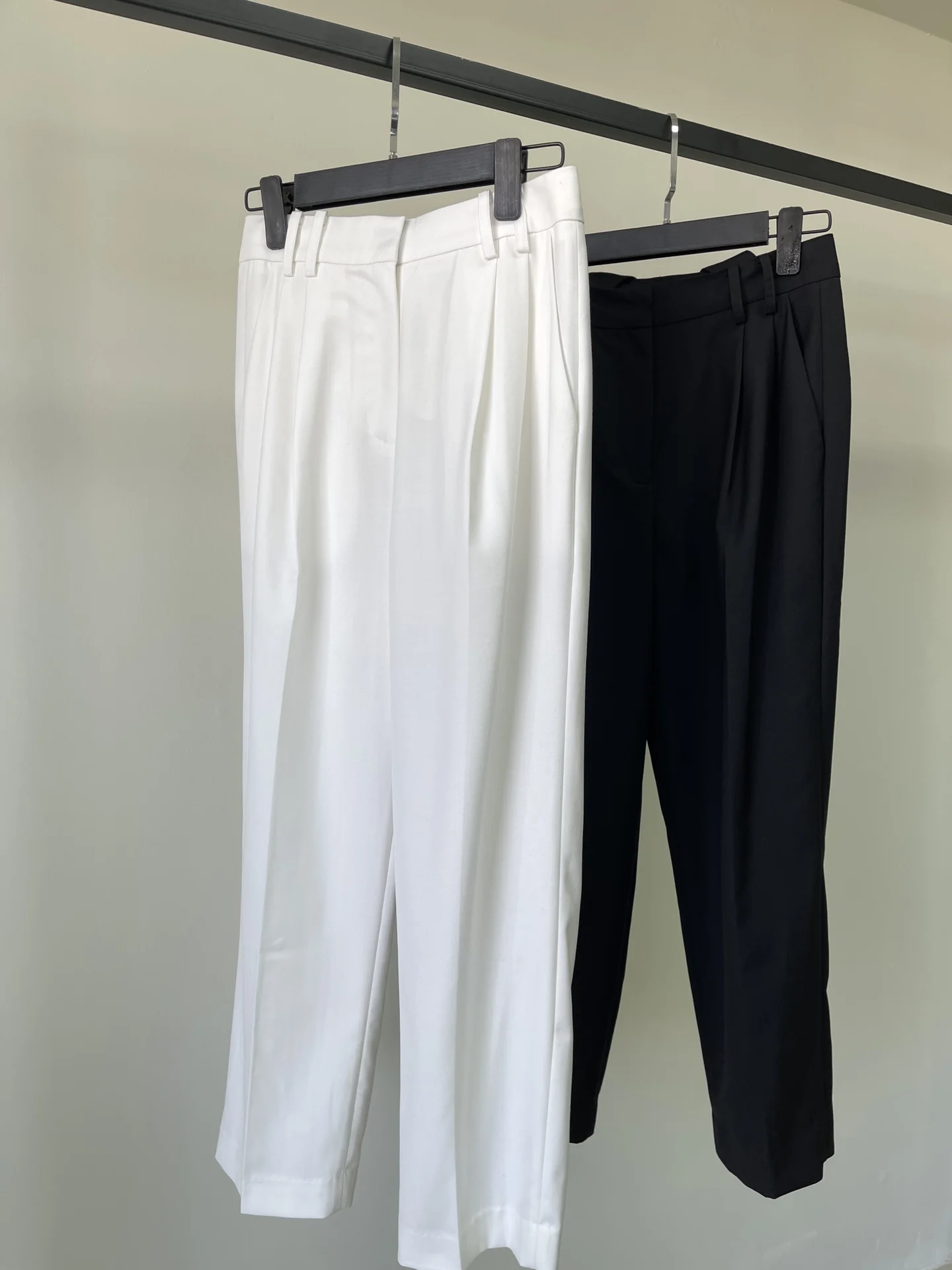 White back strap nail beaded pencil pants have good air permeability, feel delicate and easy with long legs