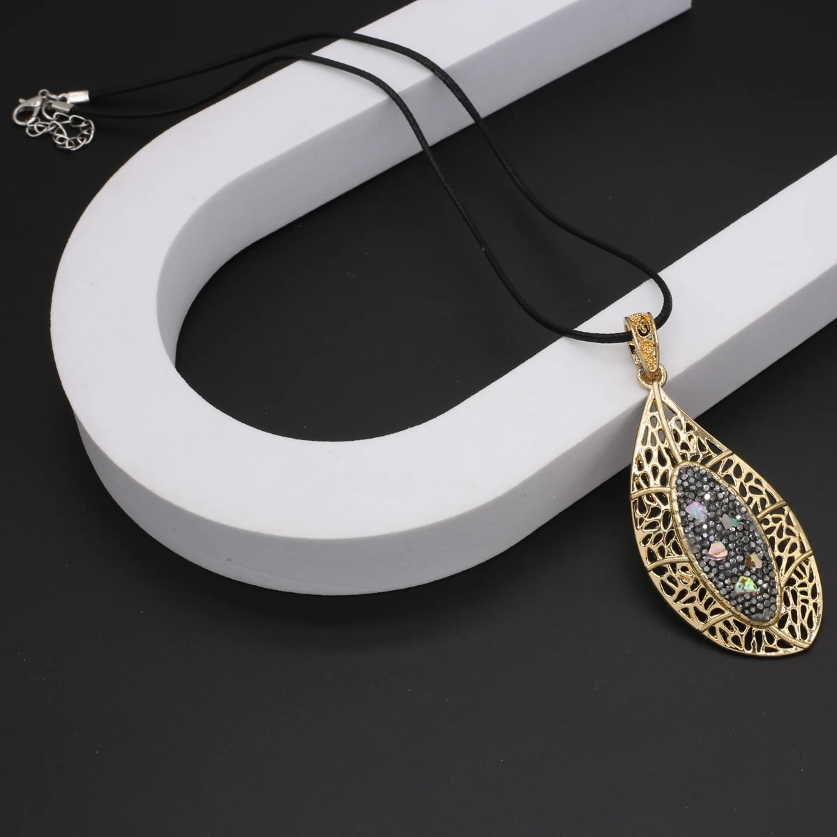 

Natural Stone Necklace Gold Plated Leaf Shape Alloy Pendant Charms for Female Fashion Necklace Jewelry Reiki Heal Gifts