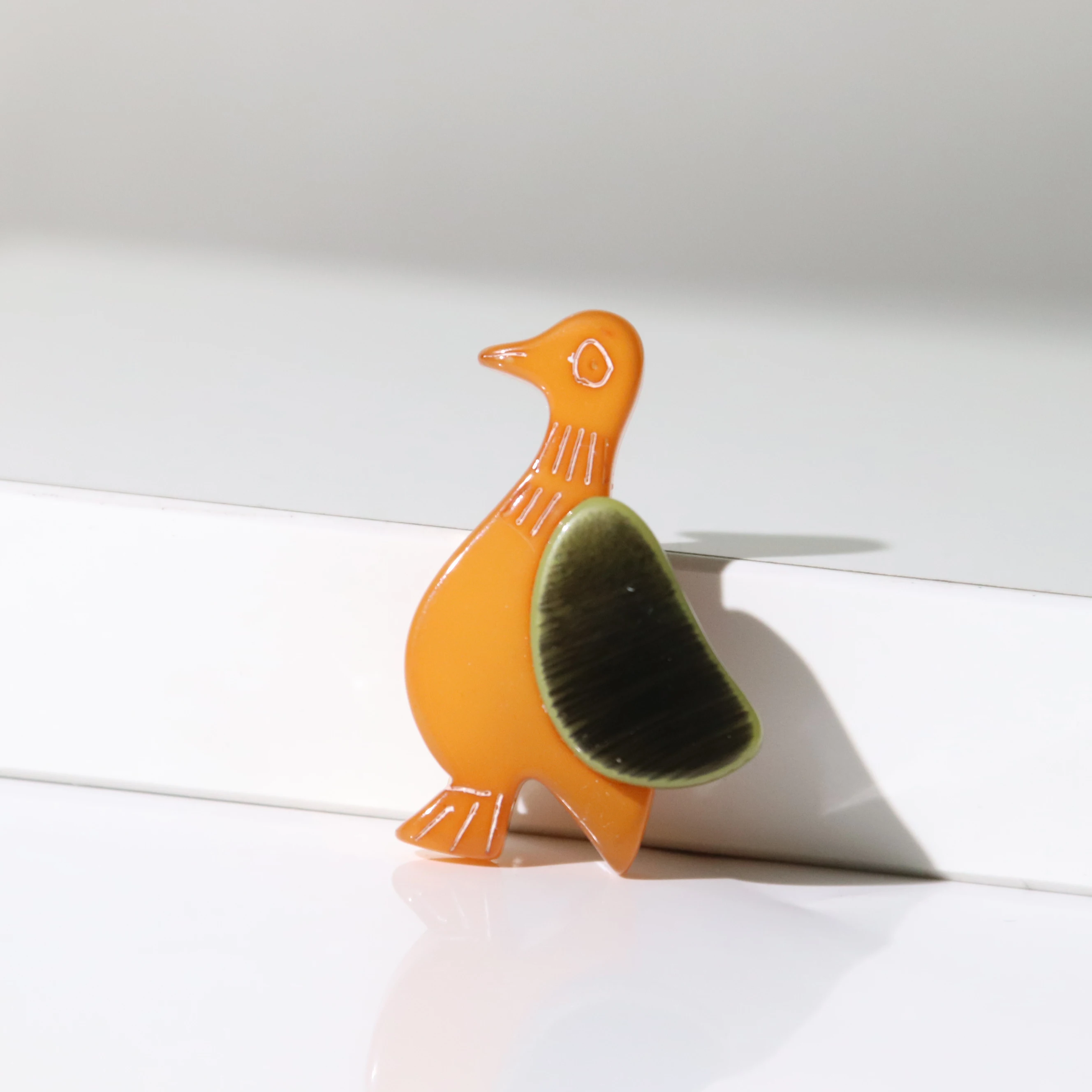 

2023 Cute Cartoon Small Duck Acrylic Women's Brooch Lapel Pins Resin Animal Brooches Badges Jewelry Costume Accessories Gifts