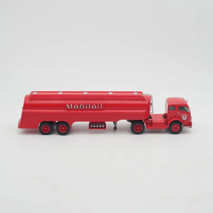 Фото Модель грузовика-цистерны Mobil 3000 из литого металла, масштаб 1:43, белого цвета, от Ixo. №3