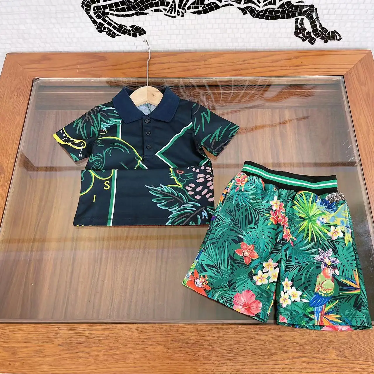 

Brand design boys' suit handsome Lapel T-shirt short sleeve + casual vacation shorts design two-piece set of high-quality clothe