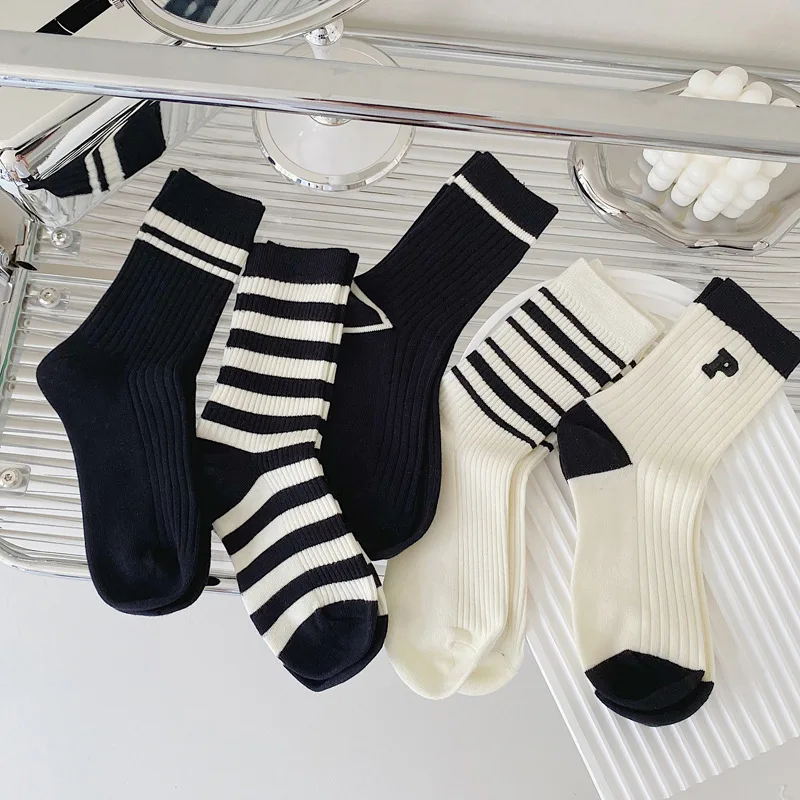

Осенние новые черные белые контрастные цветные полосатые женские носки средней длины носки с двойными иглами спортивные носки женские хлопковые носки