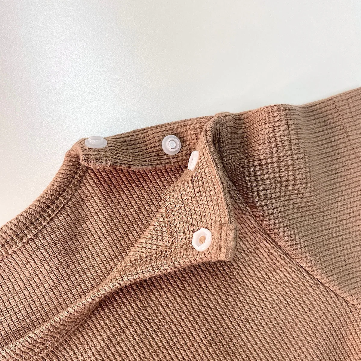 Хлопковый комбинезон для новорожденных с вафельными нашивками и коротким