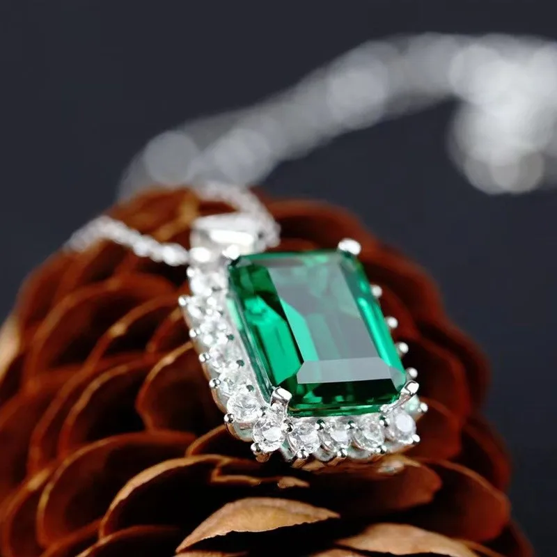 

Emerald Light Luxury Crystal Necklace for Women with a High Level Sense of Westernization, Banquet Jewelry, and Neckbone Chain
