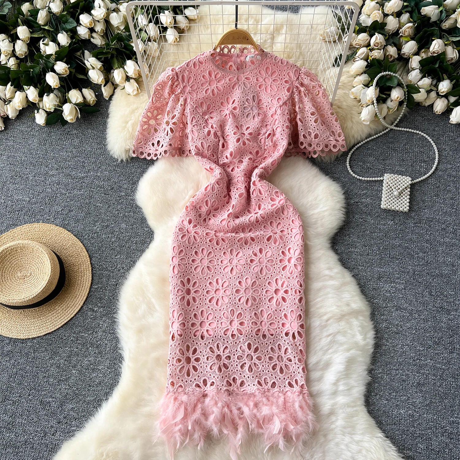 Винтажное элегантное платье с пышными рукавами круглым вырезом и вырезами