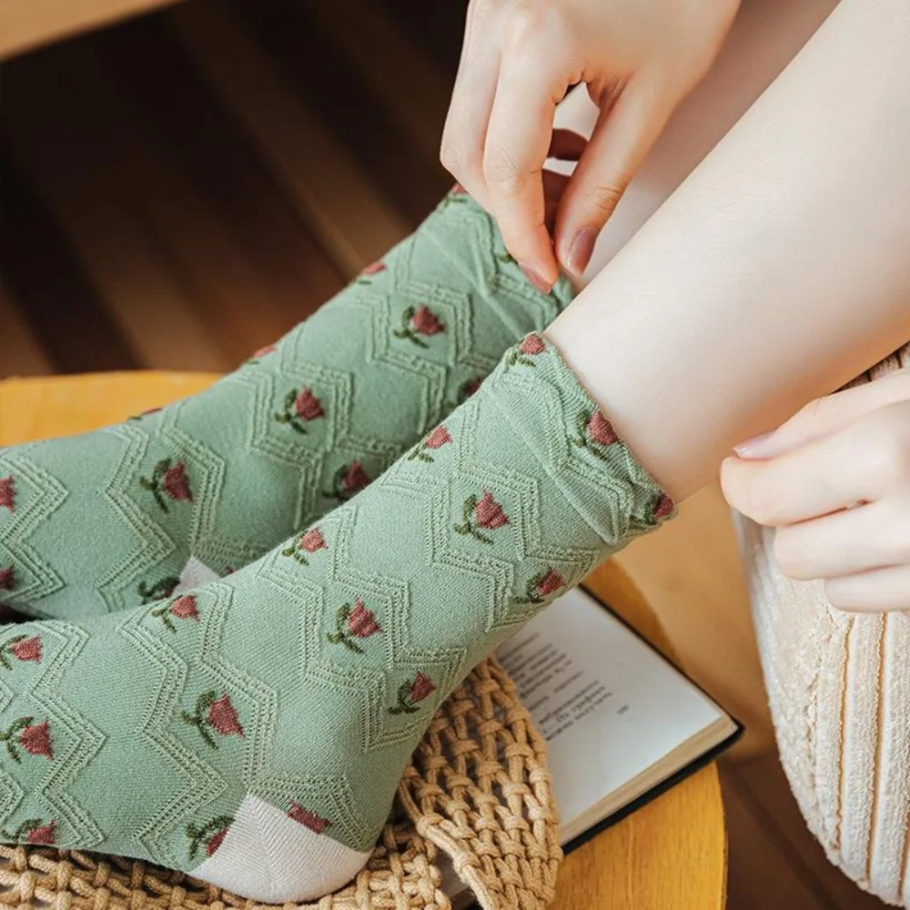 

Зимние хлопковые носки для девочек с цветочной вышивкой, жаккардовые носки с цветочным принтом для девочек, носки в Корейском стиле, чулочно-носочные изделия в студенческом стиле средней длины