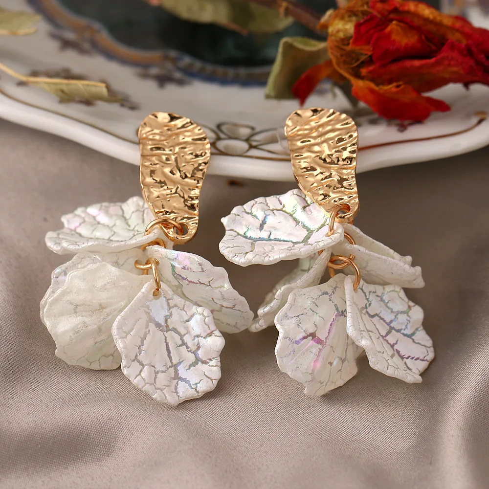 

Korean White Flower Petal Drop Earrings for Women Trendy Acrylic Alloy Pendant Earring Fashion Temperament Jewellery