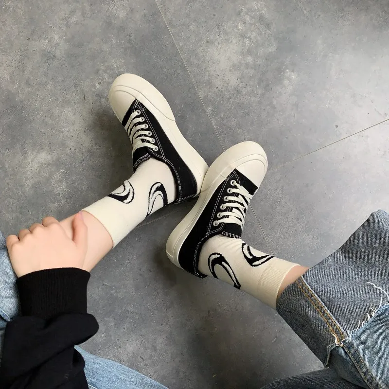 Fashion High Quality New 2023 Cotton Women's Socks Set Simple Embroidery Black White Heart Cotton Socks 4 Pcs Female