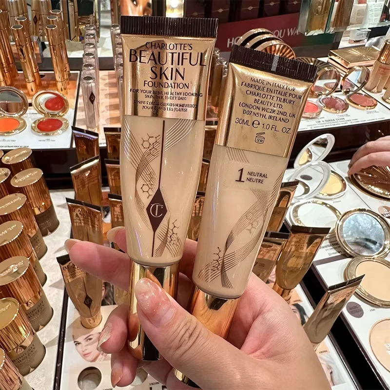 Фото Тональный крем Charlotte Tilbury с гиалуроновой кислотой, средней степени покрытия, с коллагеном, блеск для губ с эффектом увеличения объема и сияния, в коробке №1